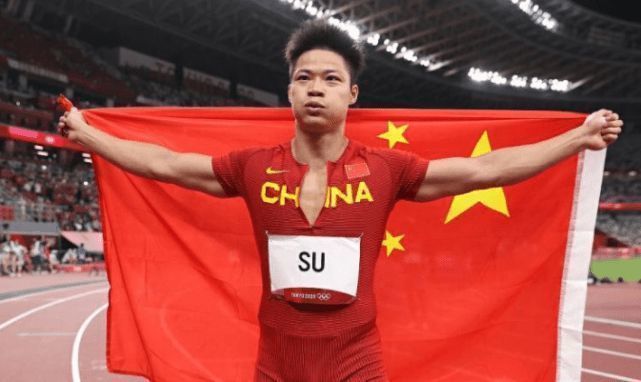 几个月后，我在帕皮提乘坐了一艘三桅、方帆的迦太基号帆船再次上岛。